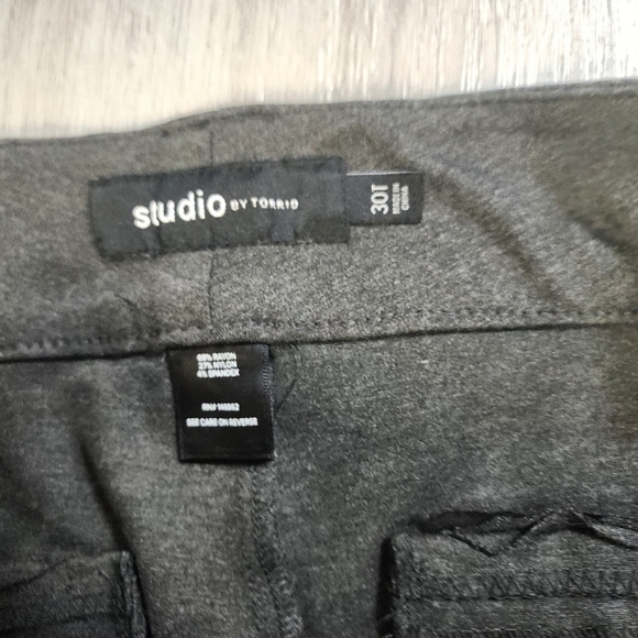 Studio TORRID 30 TALL Charcoal PIXIE PANT⭐️PERFECT SHAPE - Picture 3 of 4